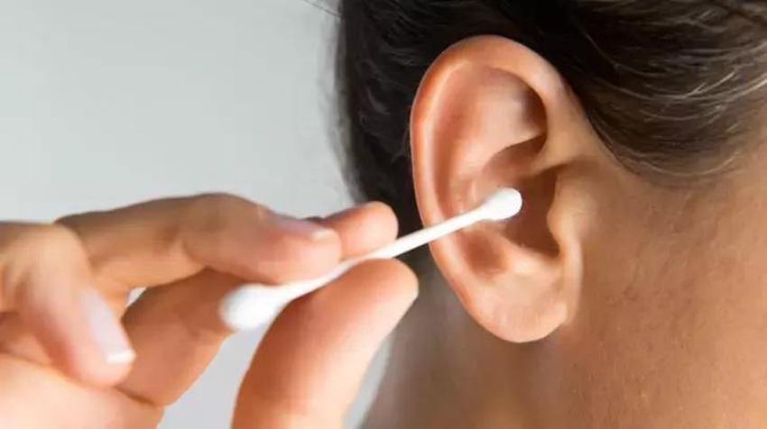 Kulaktaki kiri bir çırpıda dışarı atan tüyo; TikTok'ta salgın halde yayıldı