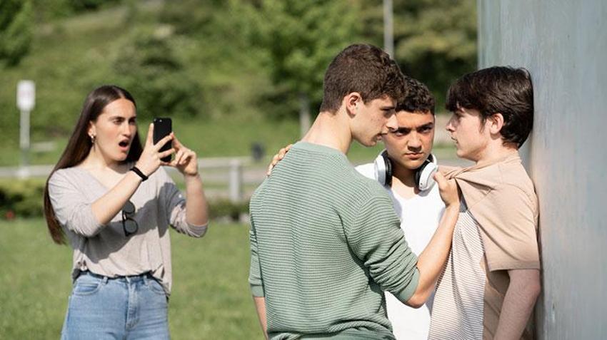 Aile içi şiddet, sürekli onaylanan ve cezalandırılan çocuklar zorbalık yapmaya daha yatkın