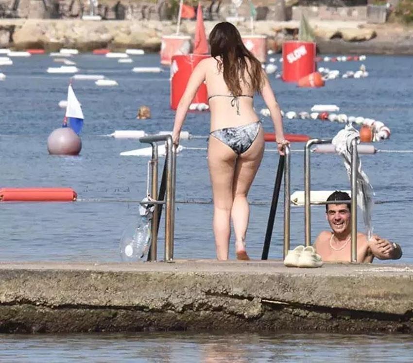 Yasmin Erbil ve Survivor Poyraz'ın denizin ortasında romantik anları