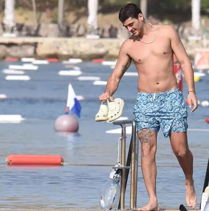 Yasmin Erbil ve Survivor Poyraz'ın denizin ortasında romantik anları