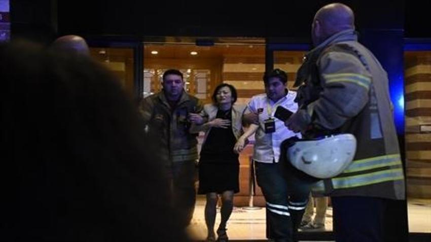 Mezuniyet töreninde akıl almaz facia: LED ekran sahnedekilerin üzerine devrildi