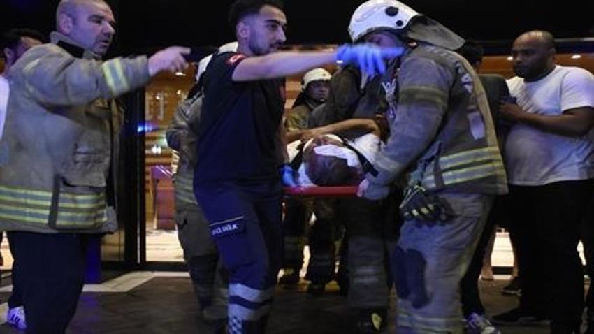 Mezuniyet töreninde akıl almaz facia: LED ekran sahnedekilerin üzerine devrildi