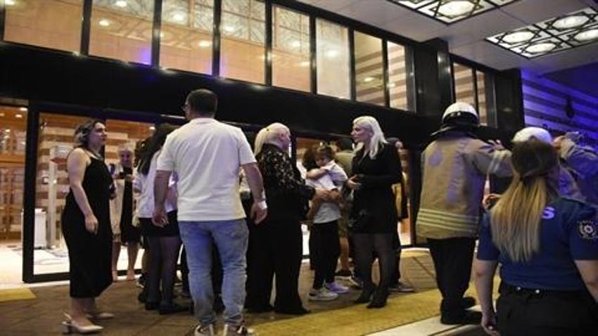 Mezuniyet töreninde akıl almaz facia: LED ekran sahnedekilerin üzerine devrildi