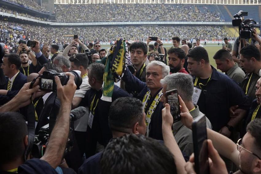 Fenerbahçe'ye 'Uçan Koreli' geliyor! Mourinho telefonla arayıp bitirdi: Gel şampiyon olalım