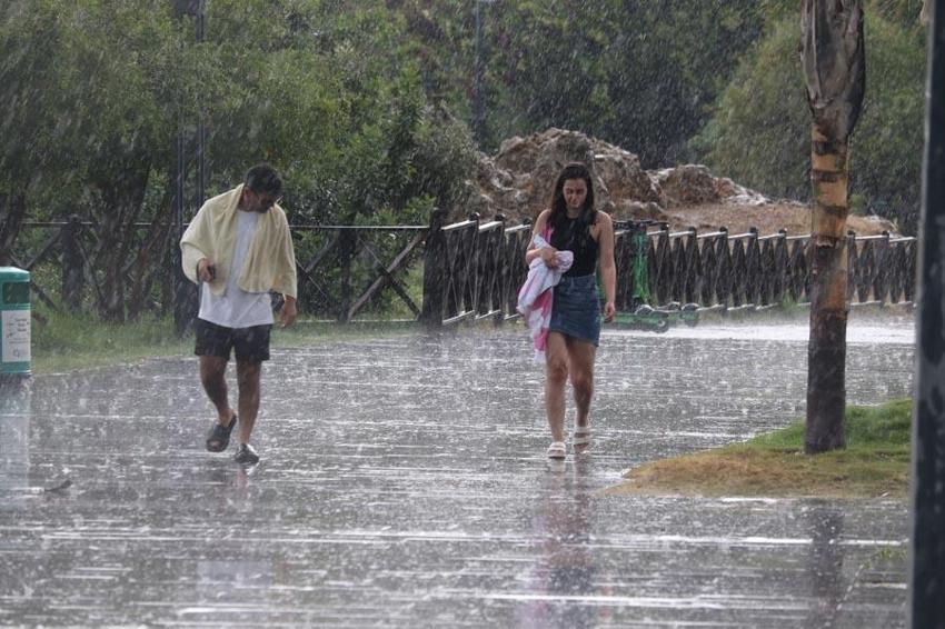 Meteoroloji son raporunu açıkladı! 33 şehir için kuvvetli yağış ve fırtına uyarısı 