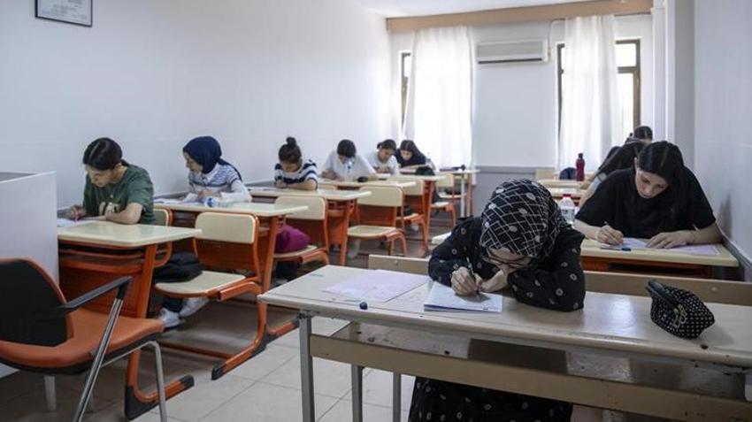 YKS'de ilk oturum sona erdi! Sınav merkezlerinden manzaralar: Sınava 3 haftalık bebeğiyle gelen de var son saniye yetişen de...