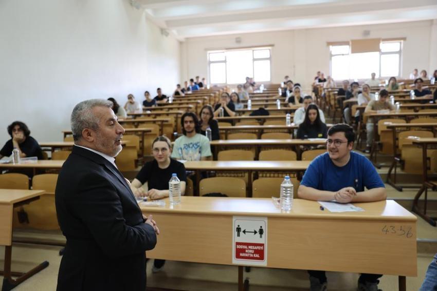 YKS'de ilk oturum sona erdi! Sınav merkezlerinden manzaralar: Sınava 3 haftalık bebeğiyle gelen de var son saniye yetişen de...