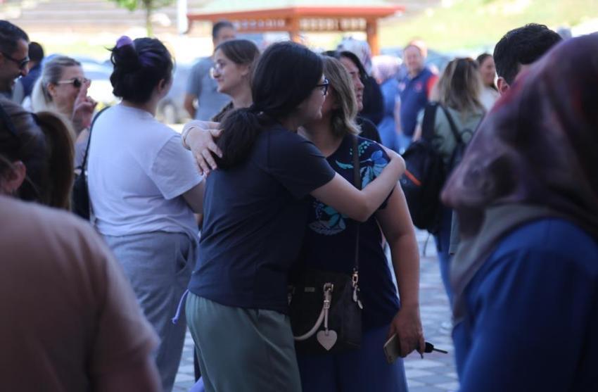 YKS'de ilk oturum sona erdi! Sınav merkezlerinden manzaralar: Sınava 3 haftalık bebeğiyle gelen de var son saniye yetişen de...