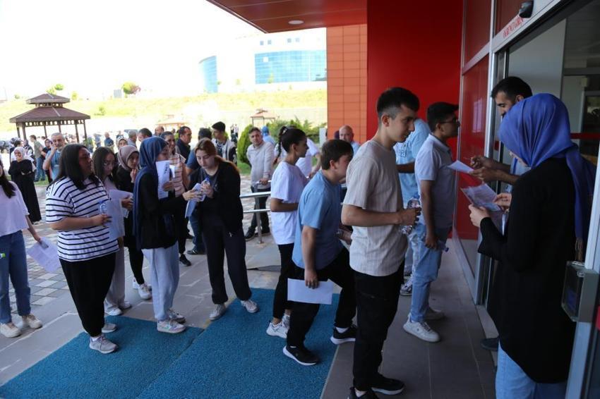 YKS'de ilk oturum sona erdi! Sınav merkezlerinden manzaralar: Sınava 3 haftalık bebeğiyle gelen de var son saniye yetişen de...