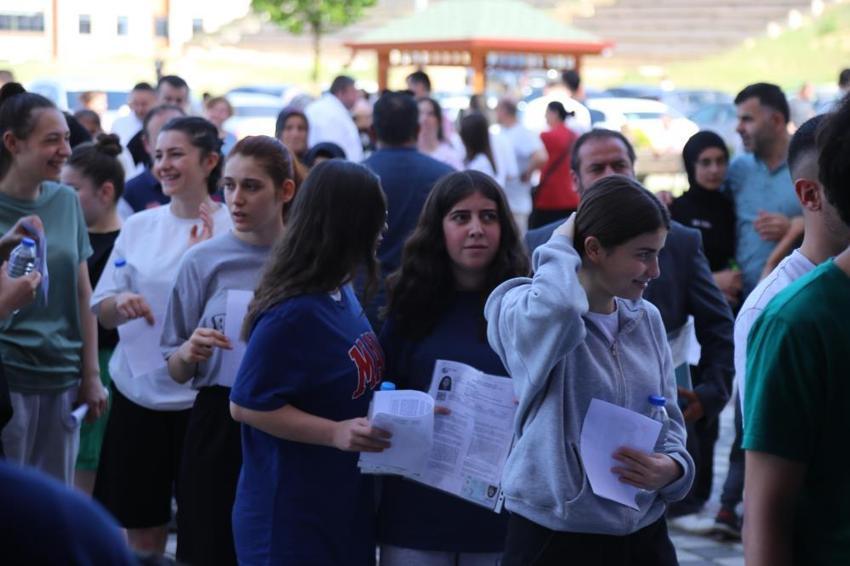 YKS'de ilk oturum sona erdi! Sınav merkezlerinden manzaralar: Sınava 3 haftalık bebeğiyle gelen de var son saniye yetişen de...