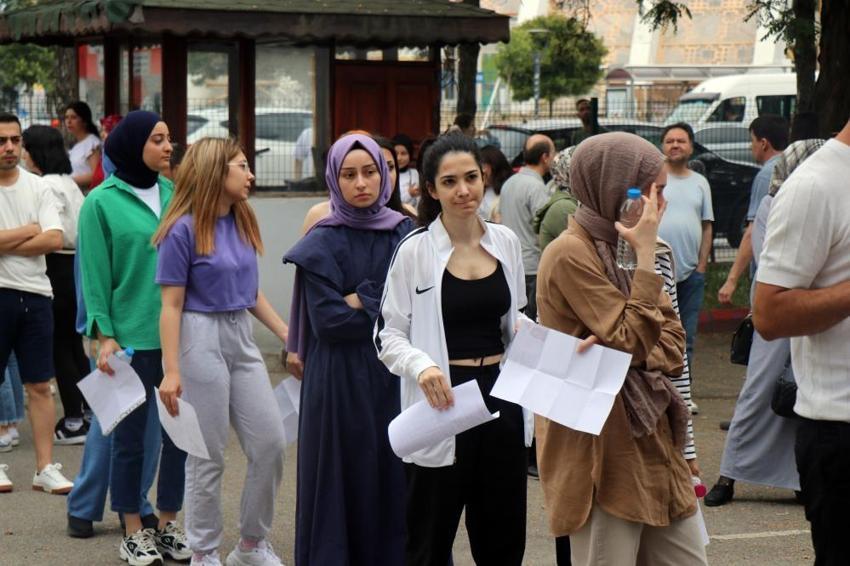YKS'de ilk oturum sona erdi! Sınav merkezlerinden manzaralar: Sınava 3 haftalık bebeğiyle gelen de var son saniye yetişen de...