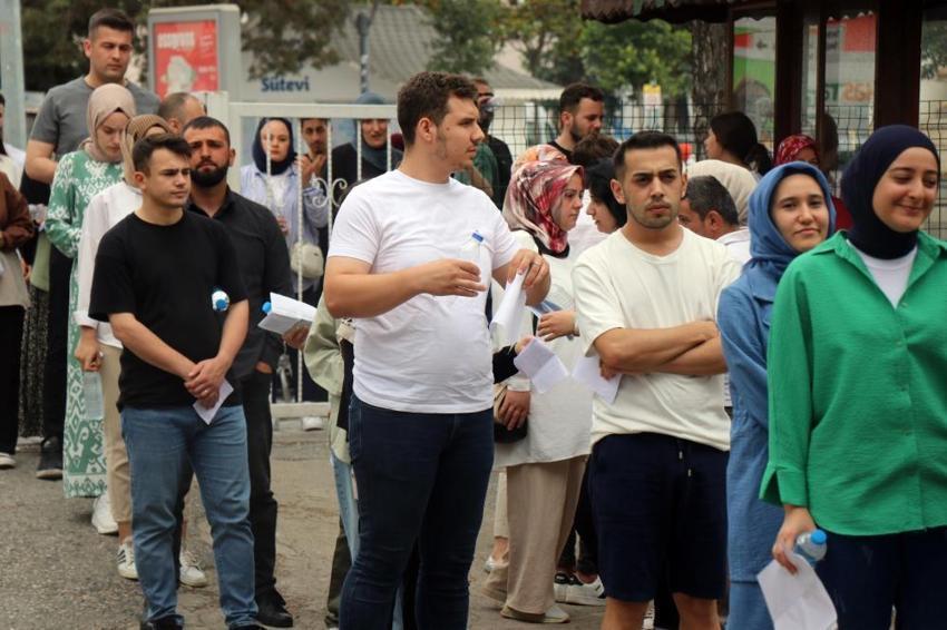 YKS'de ilk oturum sona erdi! Sınav merkezlerinden manzaralar: Sınava 3 haftalık bebeğiyle gelen de var son saniye yetişen de...