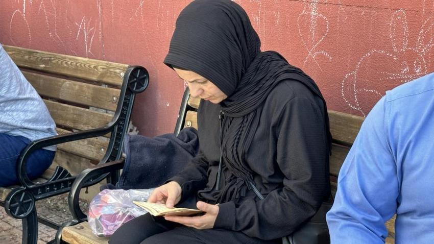 YKS'de ilk oturum sona erdi! Sınav merkezlerinden manzaralar: Sınava 3 haftalık bebeğiyle gelen de var son saniye yetişen de...