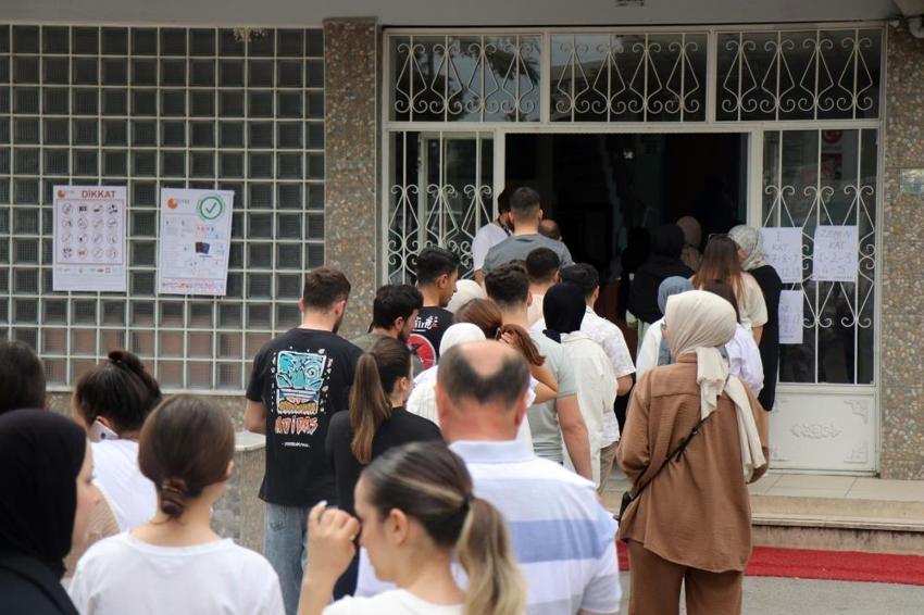 YKS'de ilk oturum sona erdi! Sınav merkezlerinden manzaralar: Sınava 3 haftalık bebeğiyle gelen de var son saniye yetişen de...