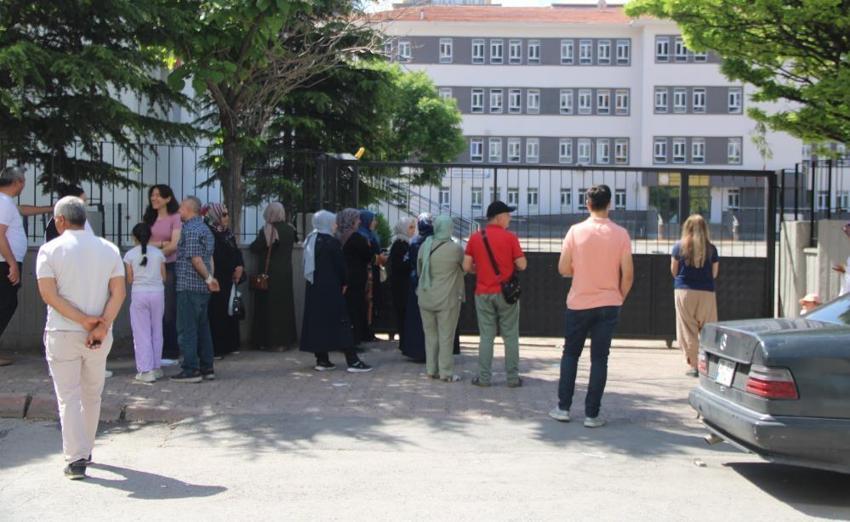 YKS'de ilk oturum sona erdi! Sınav merkezlerinden manzaralar: Sınava 3 haftalık bebeğiyle gelen de var son saniye yetişen de...