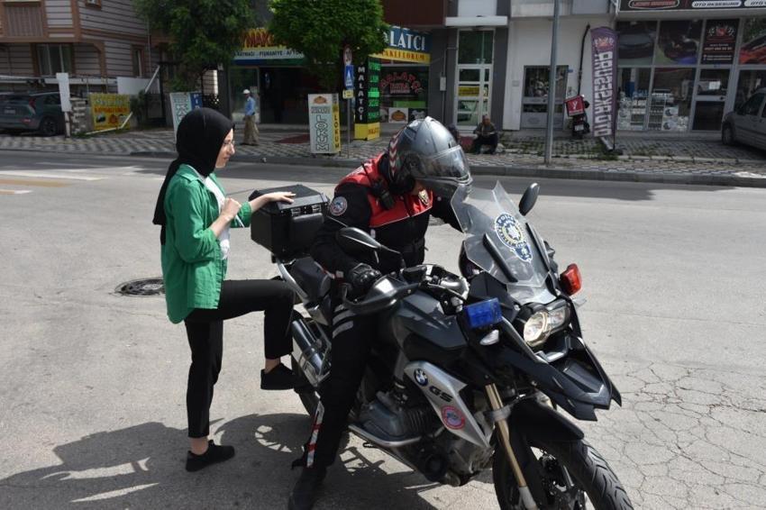 YKS'de ilk oturum sona erdi! Sınav merkezlerinden manzaralar: Sınava 3 haftalık bebeğiyle gelen de var son saniye yetişen de...