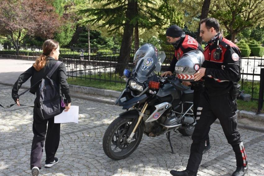 YKS'de ilk oturum sona erdi! Sınav merkezlerinden manzaralar: Sınava 3 haftalık bebeğiyle gelen de var son saniye yetişen de...