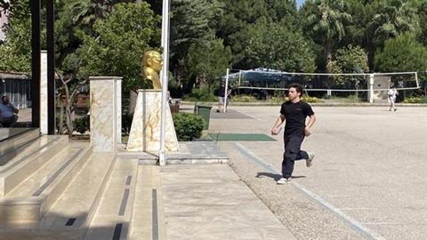 YKS'de ilk oturum sona erdi! Sınav merkezlerinden manzaralar: Sınava 3 haftalık bebeğiyle gelen de var son saniye yetişen de...