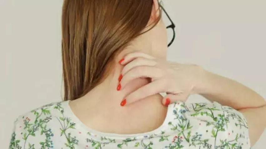 Omuz ve sırttaki sivilcelere sürünce etkisi kat kat artıyor; askılı giymek dert olmaktan çıkıyor! su bazlı olursa kesin çözüm sunuyor