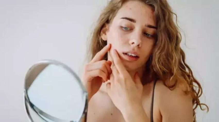 Omuz ve sırttaki sivilcelere sürünce etkisi kat kat artıyor; askılı giymek dert olmaktan çıkıyor! su bazlı olursa kesin çözüm sunuyor