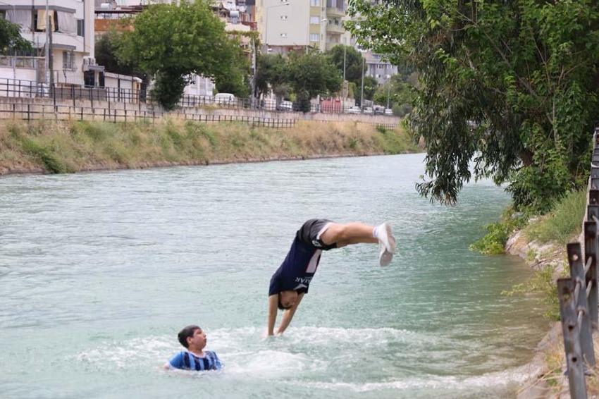 Adana'da iki haftada 6 kişi boğulunca mahalleli kendi "Cankurtaran" ekibini kurdu! Tatbikat yaptılar