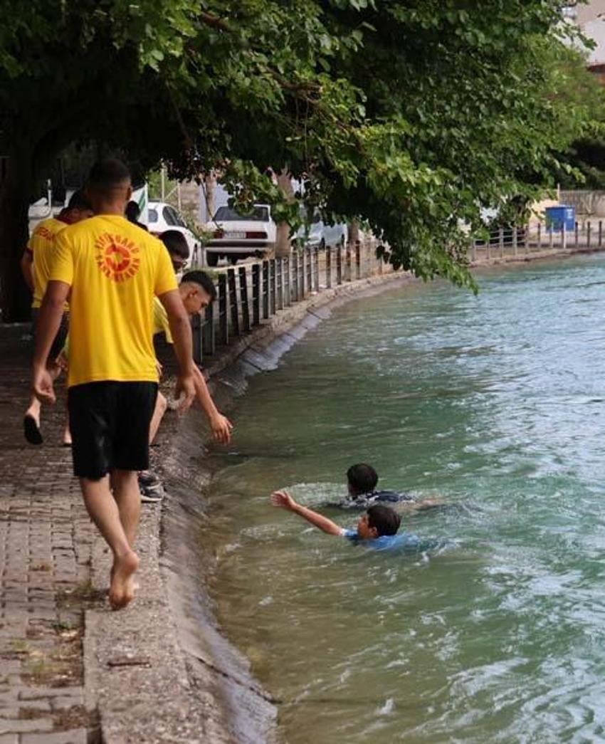 Adana'da iki haftada 6 kişi boğulunca mahalleli kendi "Cankurtaran" ekibini kurdu! Tatbikat yaptılar