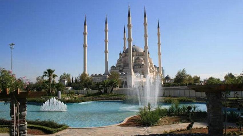 Adana'nın sembolü oldu: Türkiye'nin en büyük camisi