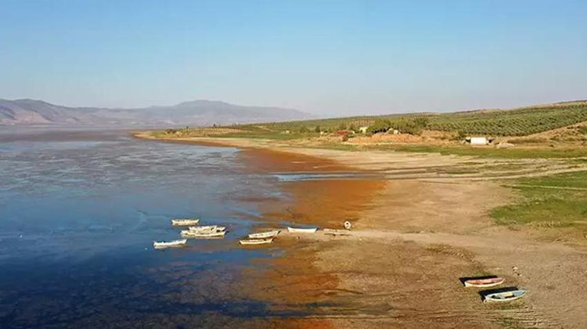 Marmara Gölü'nde balıkçılık yerine tarım yapılıyor! Kuraklık gölü kuruttu
