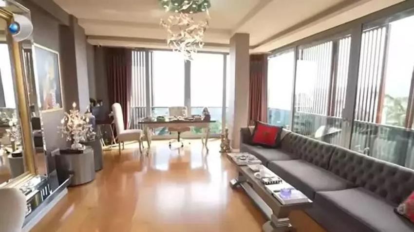 Ünlü modacının dubleks atölyesi! Zamanının çoğunu burada geçiriyor