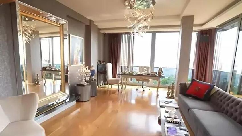 Ünlü modacının dubleks atölyesi! Zamanının çoğunu burada geçiriyor