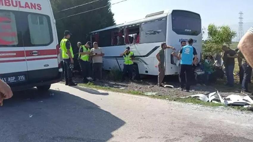 Kocaeli'de işçi servisi ile TIR, kafa kafaya çarpıştı: 1’i ağır 26 yaralı