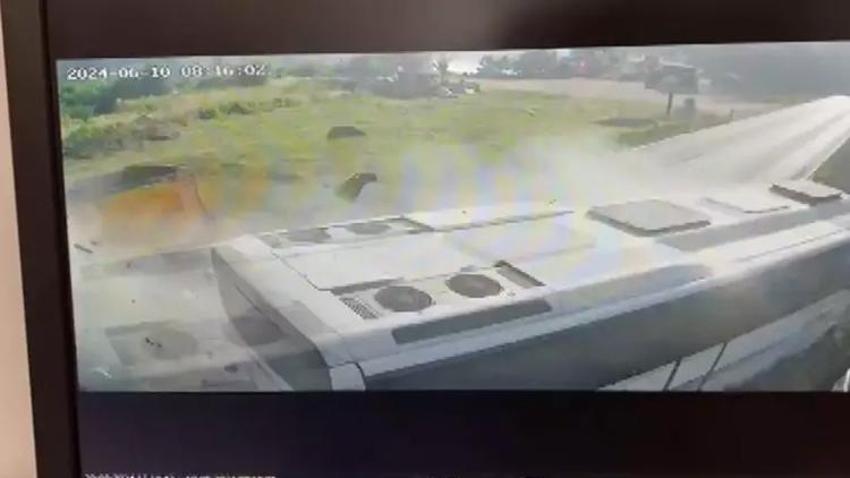 Kocaeli'de işçi servisi ile TIR, kafa kafaya çarpıştı: 1’i ağır 26 yaralı
