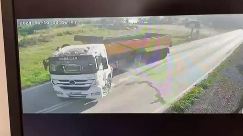 Kocaeli'de işçi servisi ile TIR, kafa kafaya çarpıştı: 1’i ağır 26 yaralı