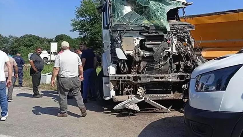 Kocaeli'de işçi servisi ile TIR, kafa kafaya çarpıştı: 1’i ağır 26 yaralı