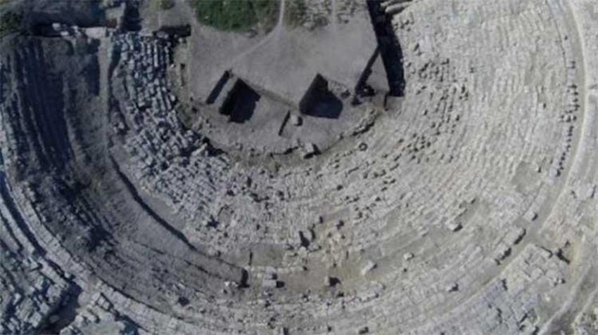 Magarsus Antik Kenti'nde antik tiyatro restore ediliyor 