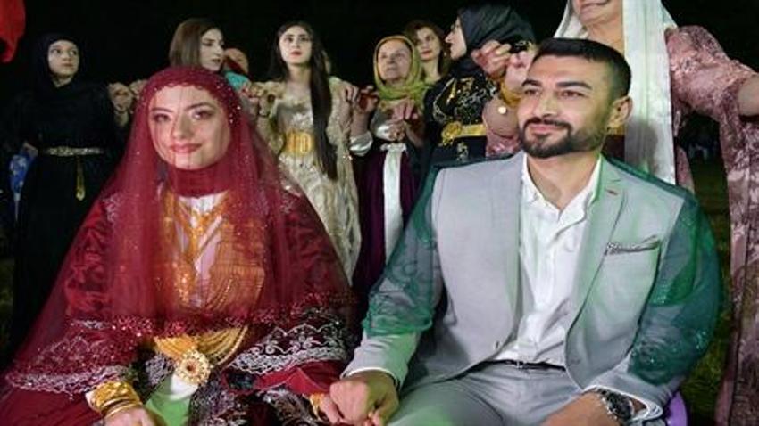 Gelinle damadı paraya boğdular! Aşiret düğününde geline 2 kilo altın, damada 2,7 milyon lira takıldı 