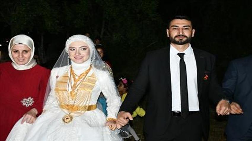 Gelinle damadı paraya boğdular! Aşiret düğününde geline 2 kilo altın, damada 2,7 milyon lira takıldı 