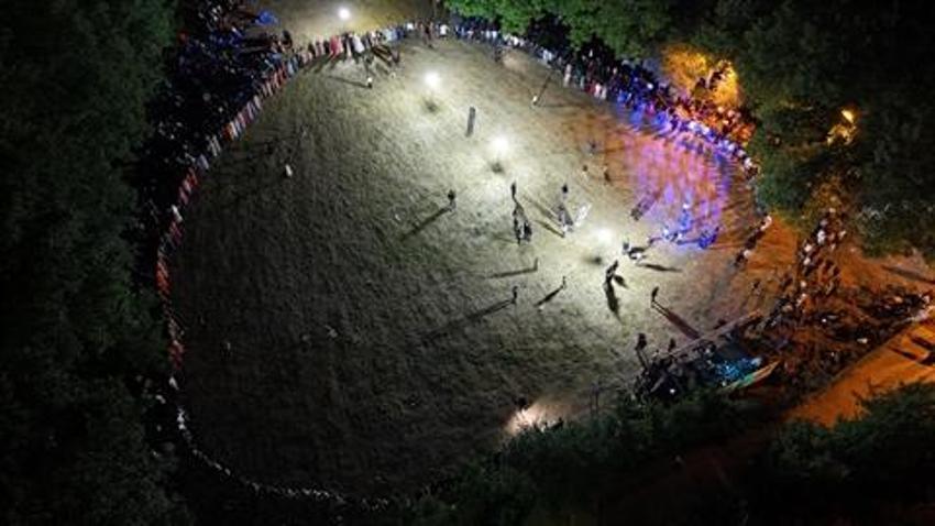 Gelinle damadı paraya boğdular! Aşiret düğününde geline 2 kilo altın, damada 2,7 milyon lira takıldı 