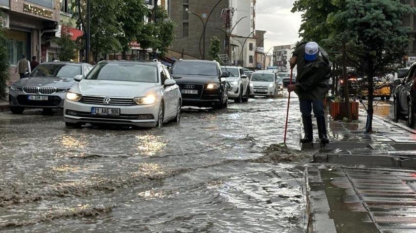 Kuvvetli rüzgar ve gök gürültülü sağanak yağış geliyor! Meteoroloji yeni raporu yayınlayarak birçok ili uyardı