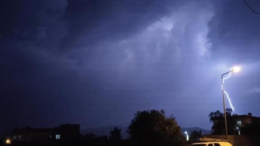 Kuvvetli rüzgar ve gök gürültülü sağanak yağış geliyor! Meteoroloji yeni raporu yayınlayarak birçok ili uyardı