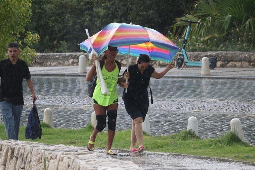 Kuvvetli rüzgar ve gök gürültülü sağanak yağış geliyor! Meteoroloji yeni raporu yayınlayarak birçok ili uyardı