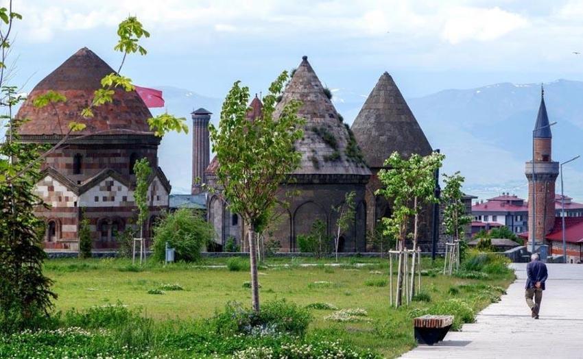Kuvvetli rüzgar ve gök gürültülü sağanak yağış geliyor! Meteoroloji yeni raporu yayınlayarak birçok ili uyardı