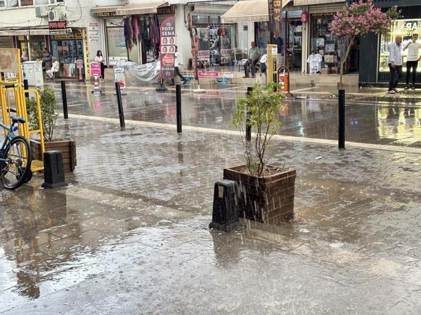Kuvvetli rüzgar ve gök gürültülü sağanak yağış geliyor! Meteoroloji yeni raporu yayınlayarak birçok ili uyardı