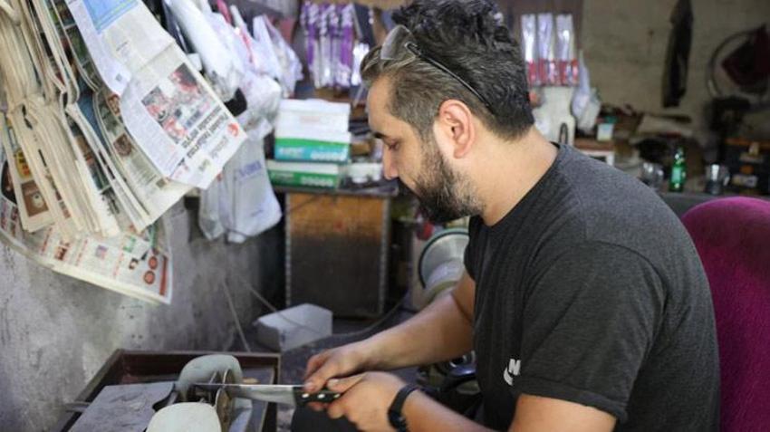 Adana'da sosyolog bıçak ustası tezgâh başına geçti!