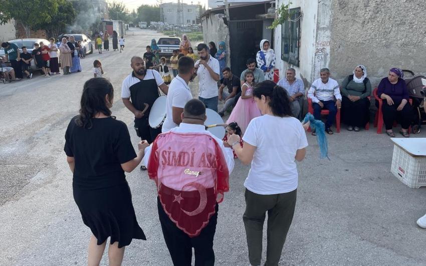 Adana'da down sendromlu genç askere gitti: Davullu zurnalı tören yapıldı