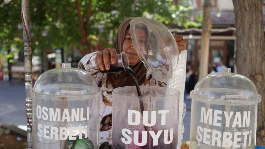 Gaziantep'te dut ağacının altında, dut suyu satıyor! Birçok faydası var
