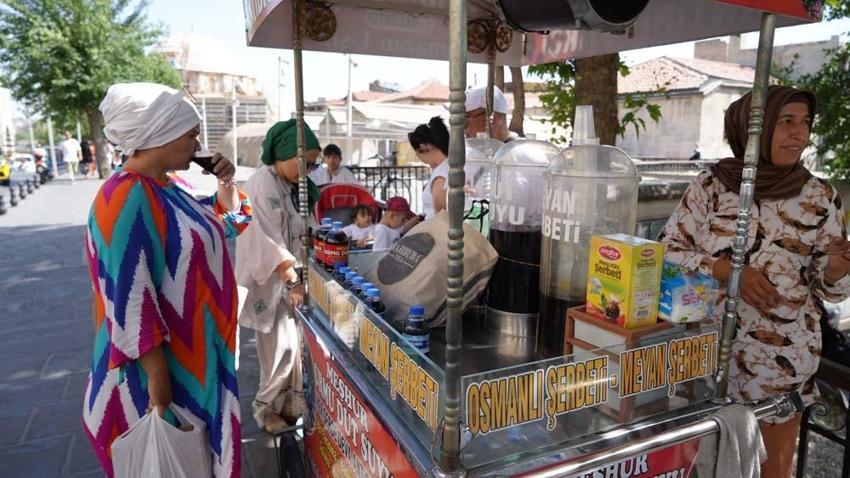 Gaziantep'te dut ağacının altında, dut suyu satıyor! Birçok faydası var