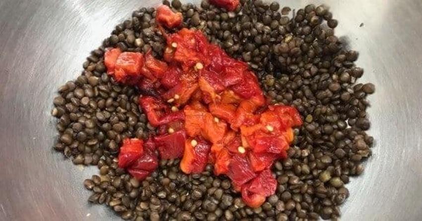 Yaz salatasına buyurun: Köz biberli yeşil mercimek salatası tarifi!