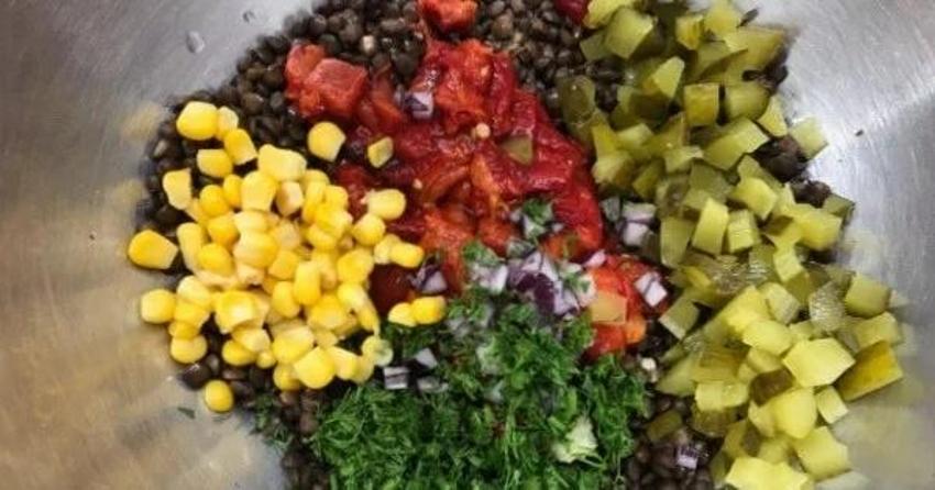 Yaz salatasına buyurun: Köz biberli yeşil mercimek salatası tarifi!
