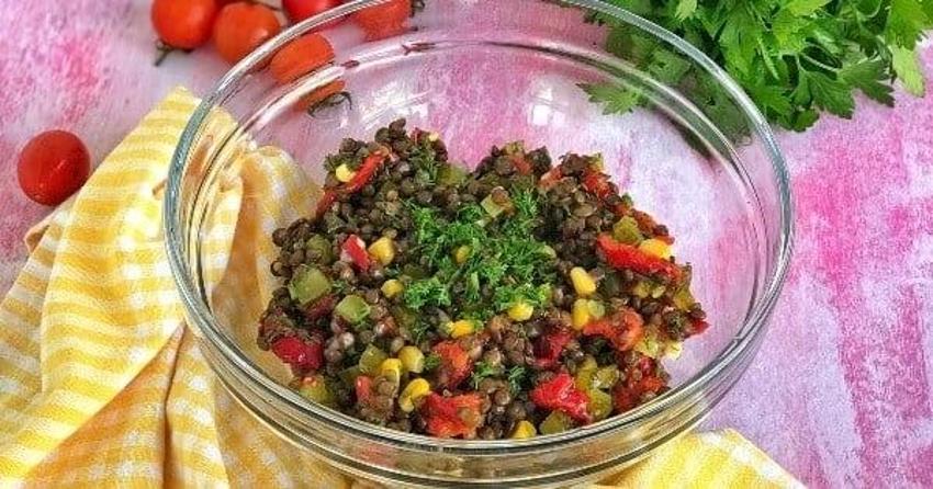Yaz salatasına buyurun: Köz biberli yeşil mercimek salatası tarifi!